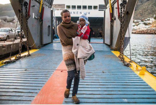 Imigrantka wraz z dzieckiem opuszcza prom