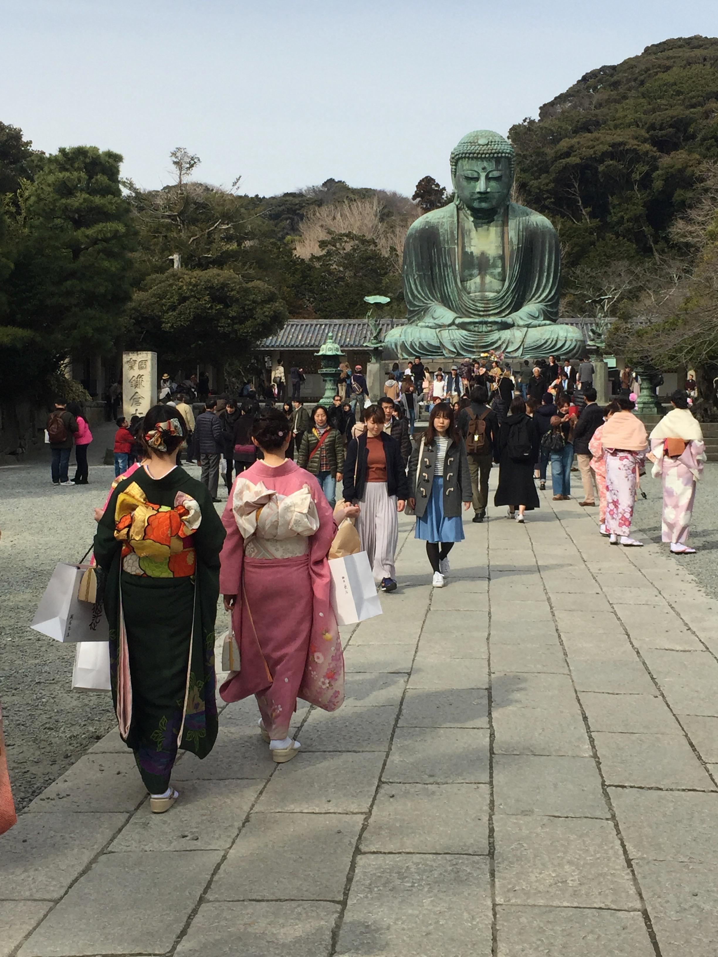 Dwie tradycyjnie ubrane Japonki idą w stronę posągu Buddy w Kamakurze. Kamakura 2017. Zdjęcia autorki.